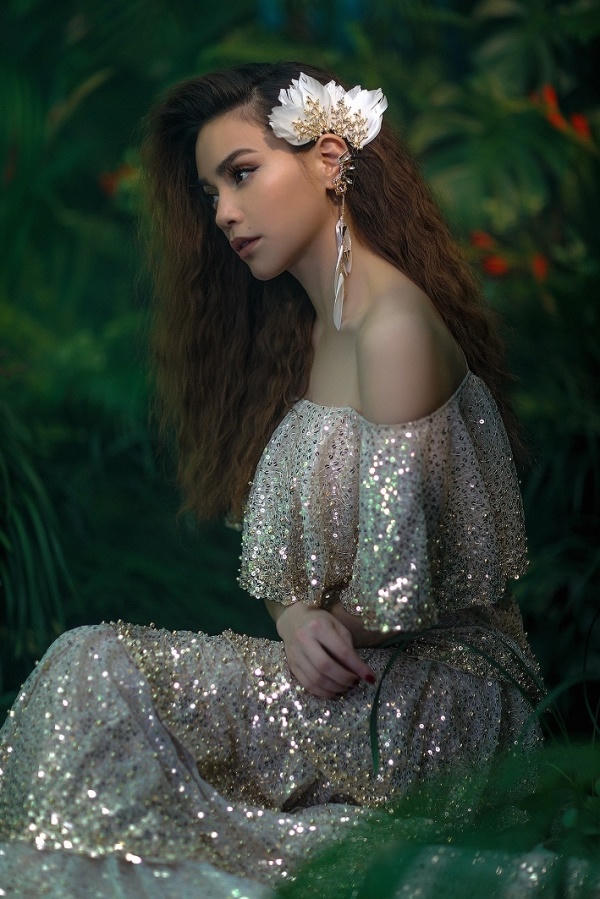 Hồ Ngọc Hà diện đầm xuyên thấu tôn đường cong