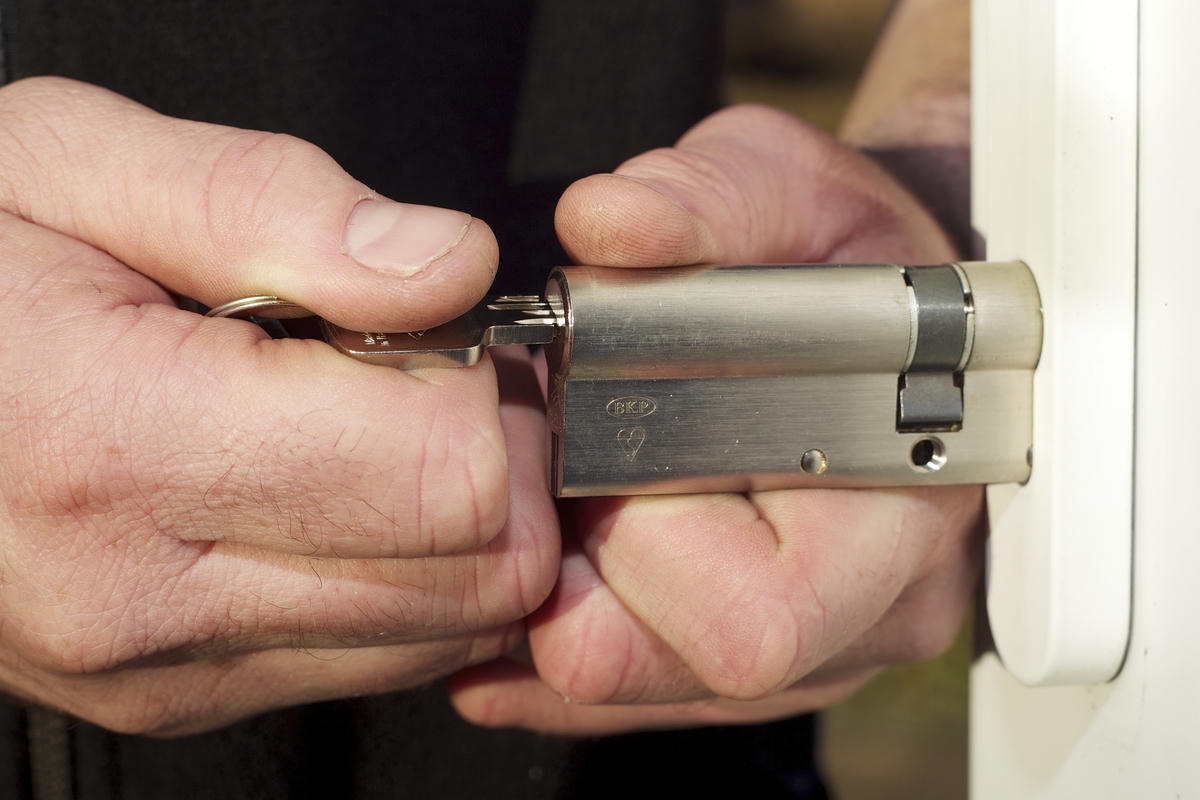 Chuyện cổ tích về ông mù làm nghề sửa khóa