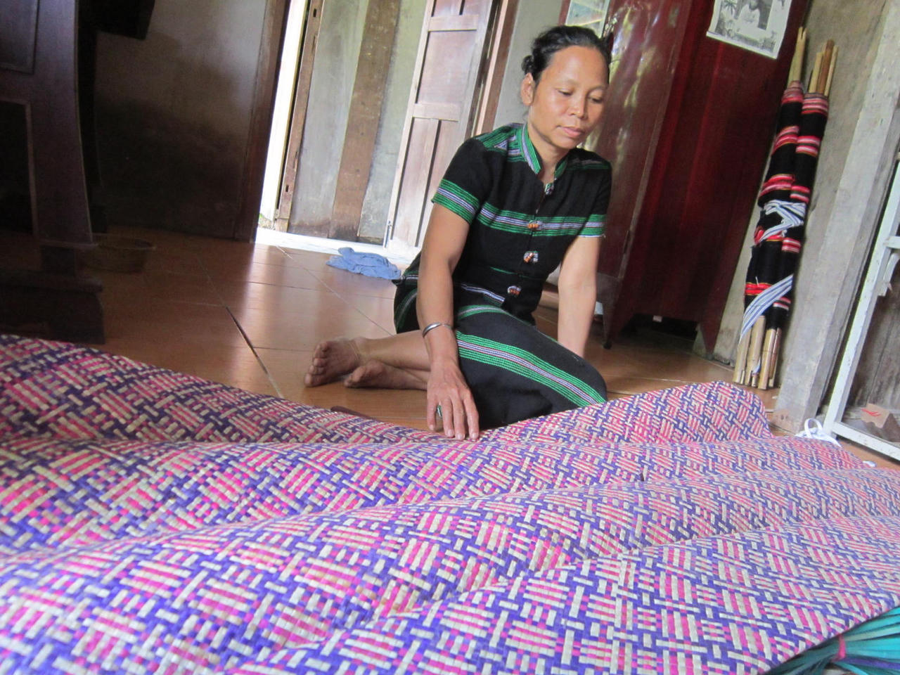 Độc đáo phong tục người Tà Ôi: Lang thang rừng sâu tìm cây Ân Chác dệt tấm chiếu ngày cưới