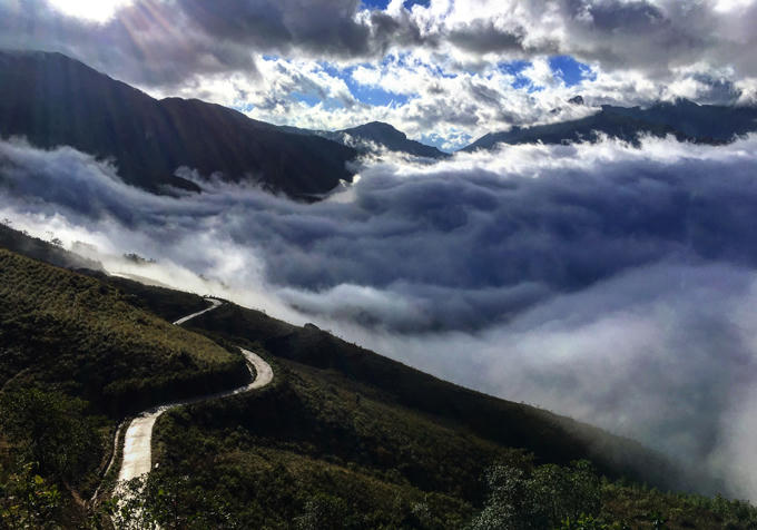 Một bên là con đường ngoằn nghèo, một bên là cả một biển mây