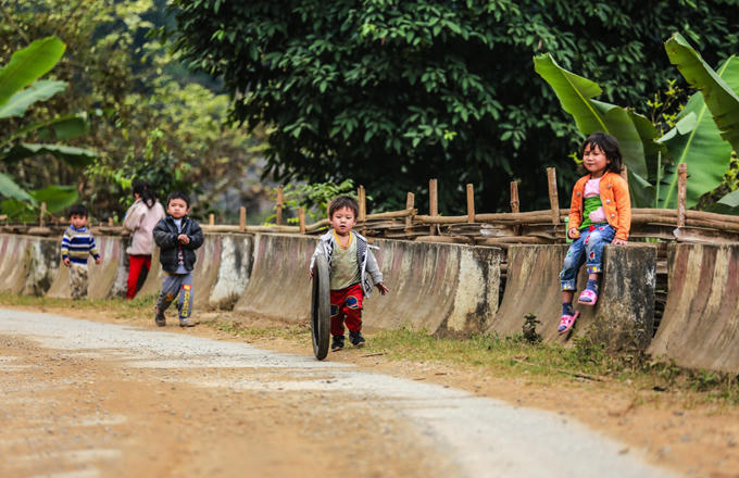Đến Y Tý, bạn còn có thể trải nghiệm cuộc sống của người bản địa. Bạn sẽ bắt gặp hình ảnh những đứa trẻ đang nô đùa tại Y Tý.