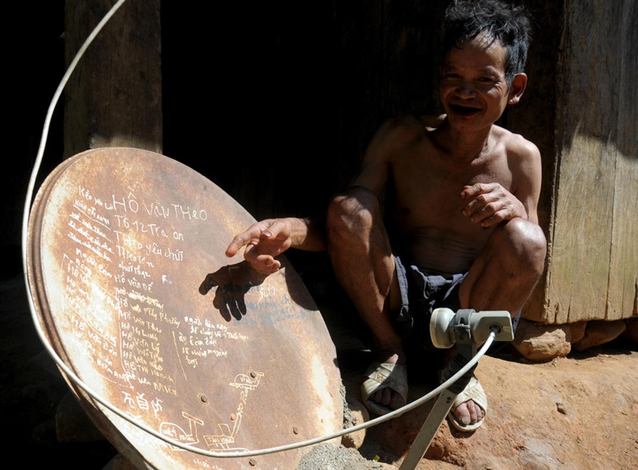 Chuyện kỳ khôi ở ngôi làng để nhớ hết tên con phải ghi lên anten chảo