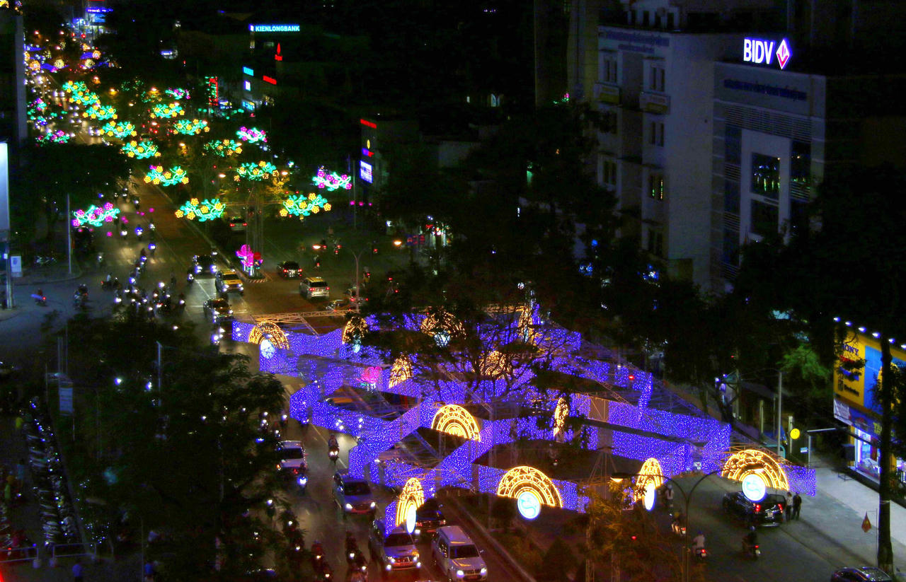 Đường đèn Tây Đô rực rỡ báo xuân về