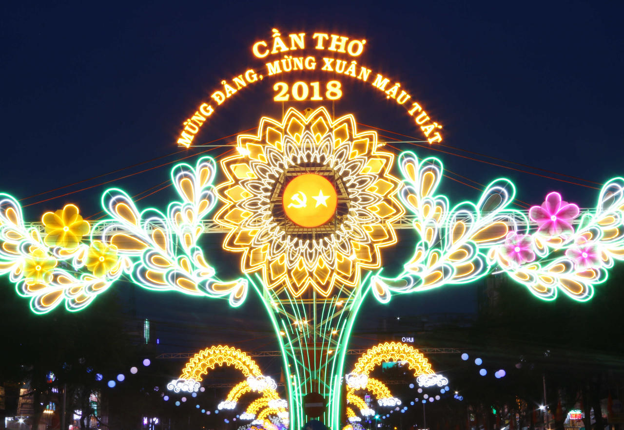 Đường đèn Tây Đô rực rỡ báo xuân về