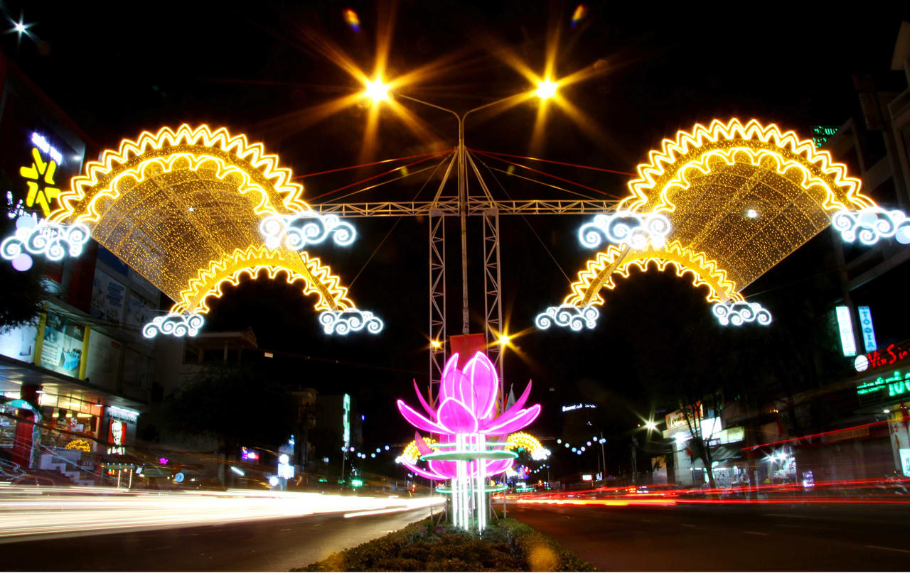 Đường đèn Tây Đô rực rỡ báo xuân về