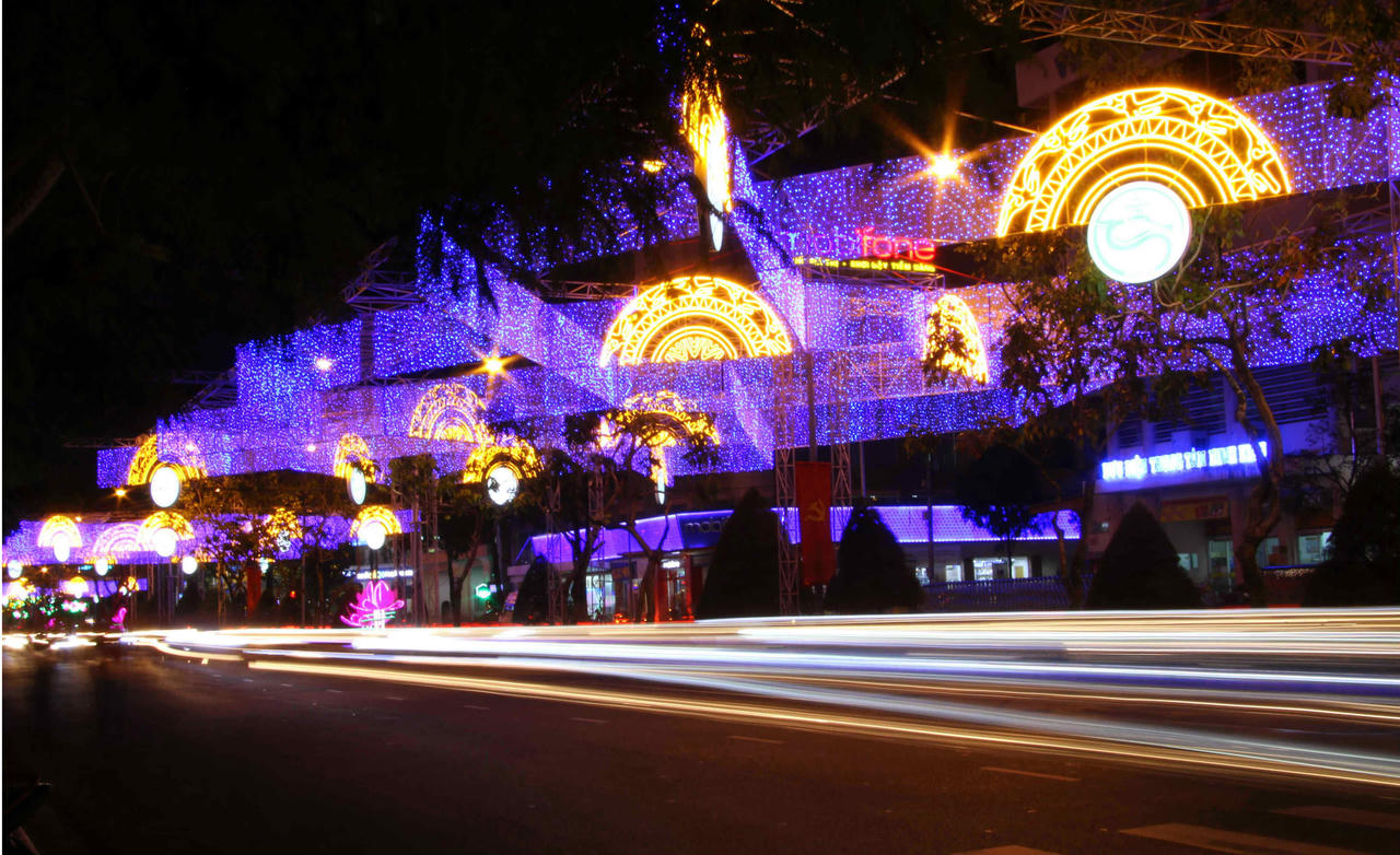 Đường đèn Tây Đô rực rỡ báo xuân về