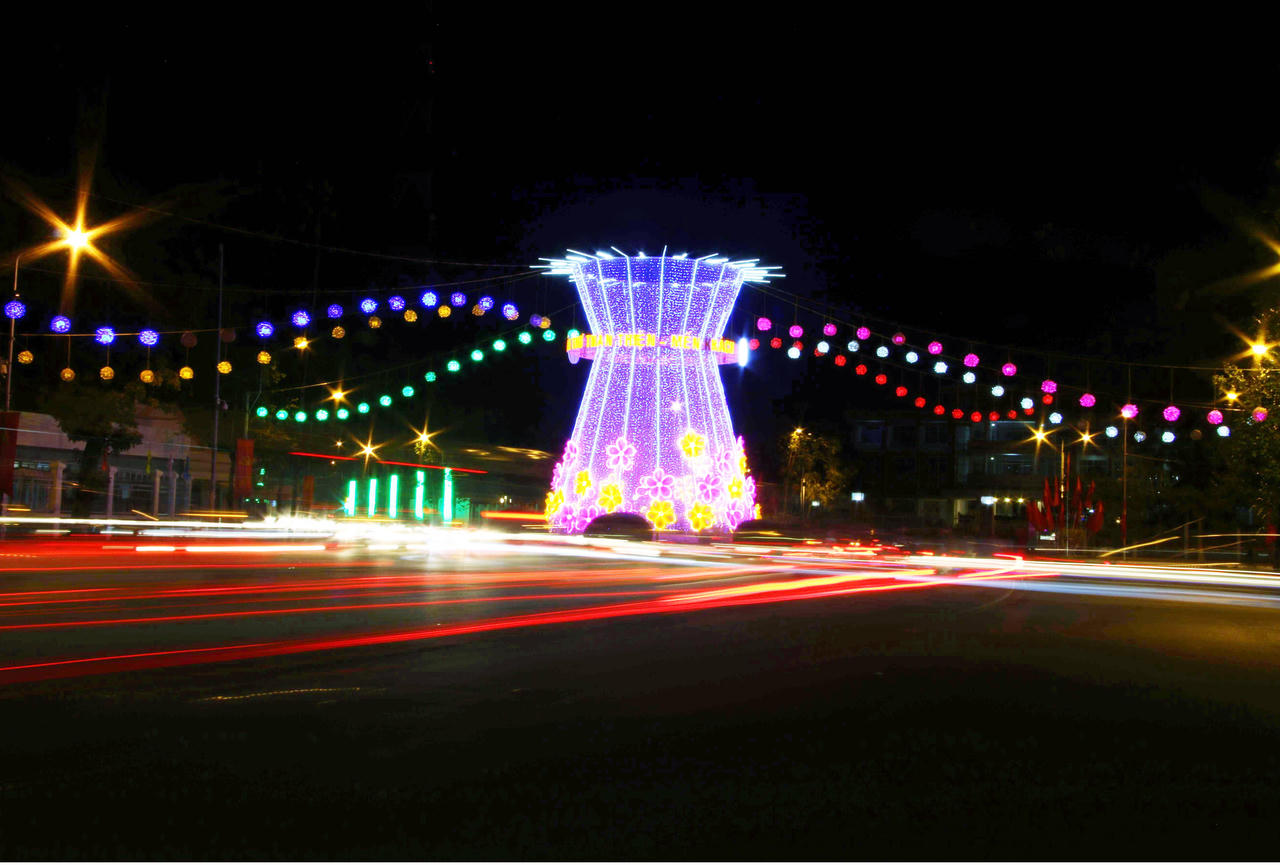 Đường đèn Tây Đô rực rỡ báo xuân về