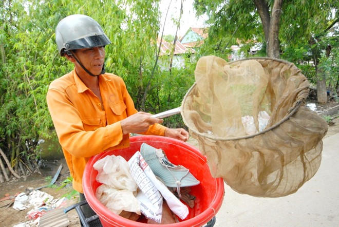 Những người theo nghề “đãi bùn ra tiền”