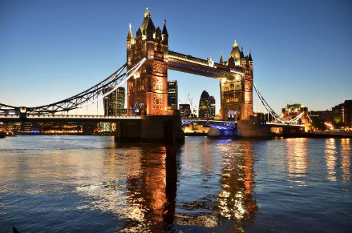 London - Thành phố sương mù bên bờ sông Thames Chàng nhiếp ảnh gia cho biết nếu là tín đồ của các tác phẩm nghệ thuật hoàn mỹ thì London chính là nơi bạn cần ghé thăm. Tại đây, bạn sẽ có cơ hội ngắm các tác phẩm của da Vinci và Monet tạiPhòng triển lãm Quốc gia, khám phá Nghệ thuật Aztec và thăm những xác ướp Ai cập ở Bảo tàng Anh nổi tiếng thế giới, hay chiêm ngưỡng tác phẩm nghệ thuật hiện đại tại Tate Modern hoặc tác phẩm cổ điển tại Tate Britain. Đặc biệt, tất cả hoàn toàn miễn phí vé thăm quan. Hay vào một buổi chiều mát mẻ, bạn có thể đi dạo dọc quãng trường Trafalgar Trái tim của London để được trải nghiệm như một người du hành thời gian lạc giữa rừng các công trình kiến trúc phong cách cổ điển nối đuôi nhau như cột Nelson và các tượng sử tử vây quanh hay nhà thờ St. Martin in the Fields công trình cổ nhất trong quần thể Trafalgar.