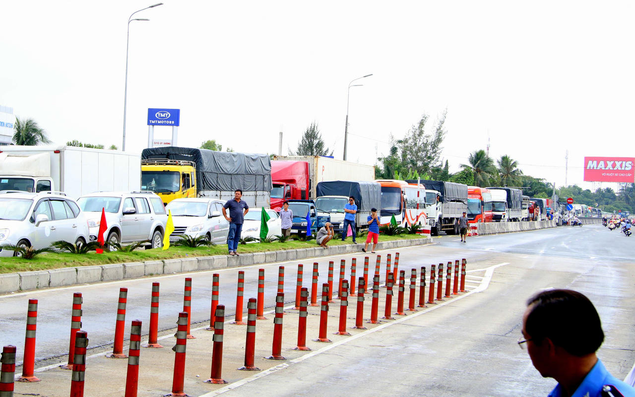 Tài xế miền Tây liên tục phản đối việc thu phí BOT