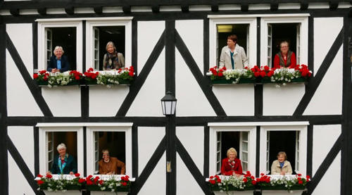 Ngôi làng với hàng trăm ngôi nhà giống nhau như lột ở Đức - 8