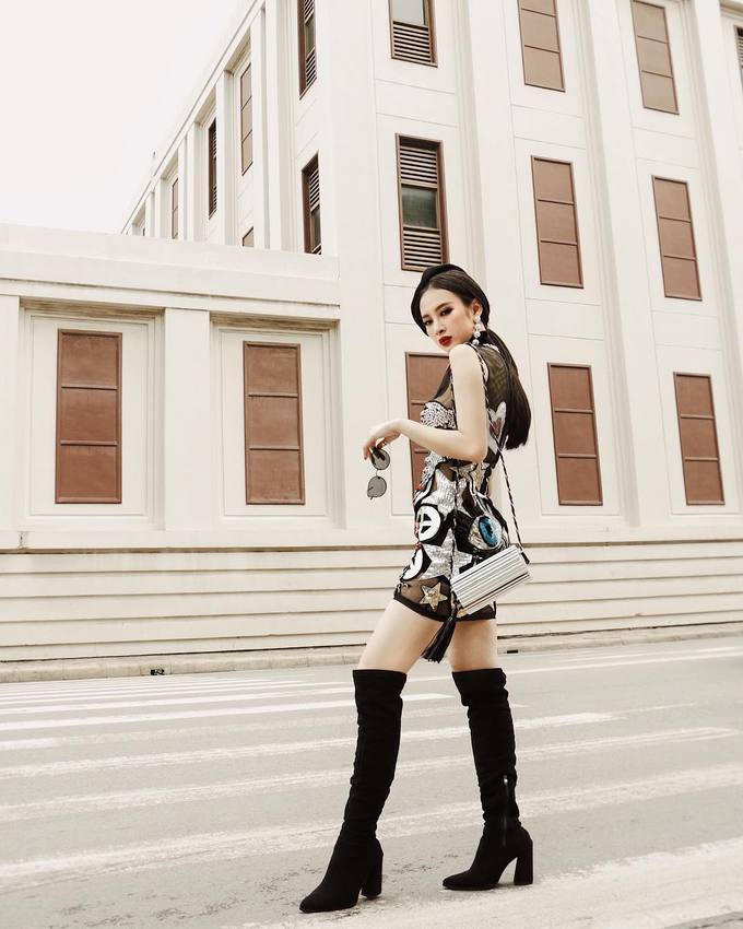 \'Bắt chước\' cách mix boots cao quá gối từ sao Việt