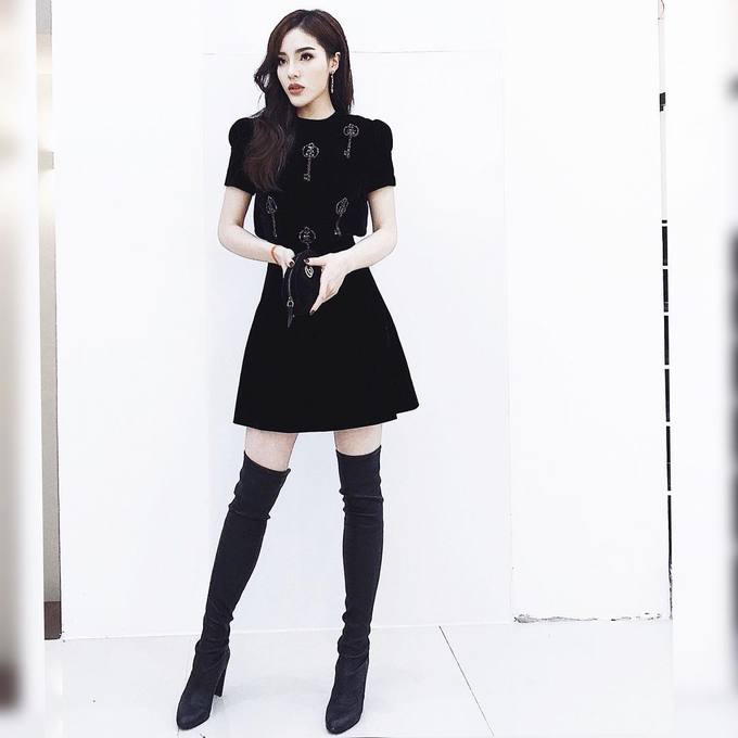 \'Bắt chước\' cách mix boots cao quá gối từ sao Việt