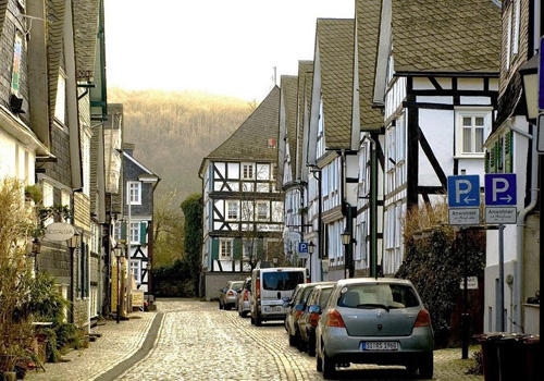 Phần lớn các ngôi nhà này có niên đại từ thế kỷ 17, khi thành phố xảy ra một trận hỏa hoạn. Lúc đó, nhiều ngôi nhà bị lửa thiêu hủy và người dân đã xây lại chúng.