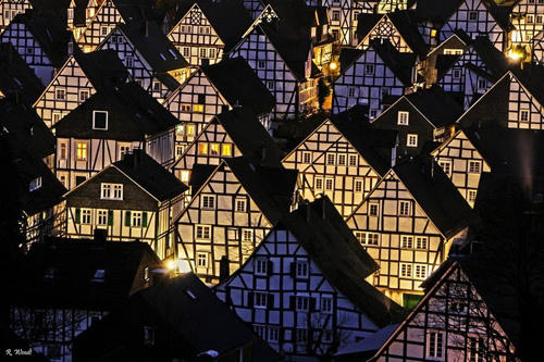 Vào mùa hè, Freudenberg còn tổ chức các buổi trình diễn ở sân khấu ngoài trời,