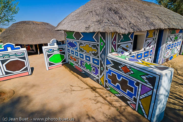 Những ngôi nhà rực rỡ có một không hai của bộ lạc Ndebele