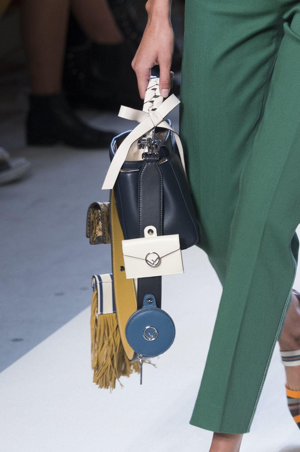 Kieu dang tui xach nao se len ngoi nam 2018? hinh anh 3