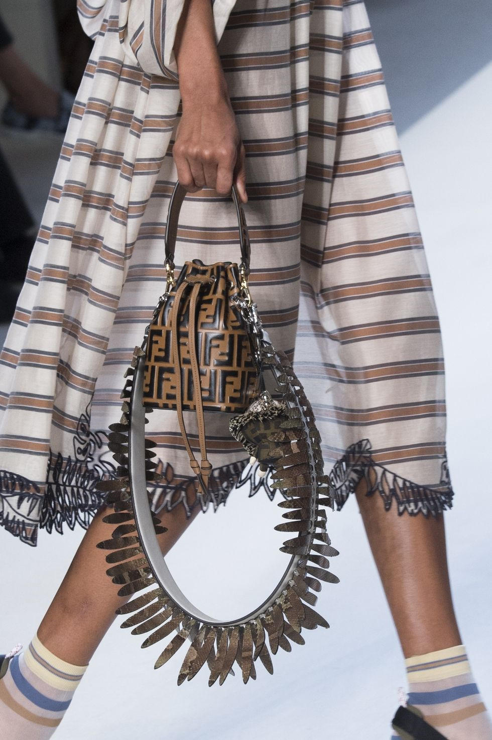 Kieu dang tui xach nao se len ngoi nam 2018? hinh anh 4