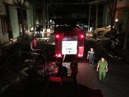 Lửa rừng rực nhiều giờ trong đêm, thiêu rụi xưởng gỗ ở Đồng Nai