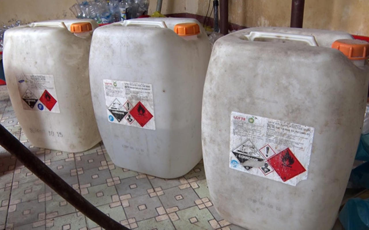 Kinh hãi: nước lã+Axit=Dấm ăn