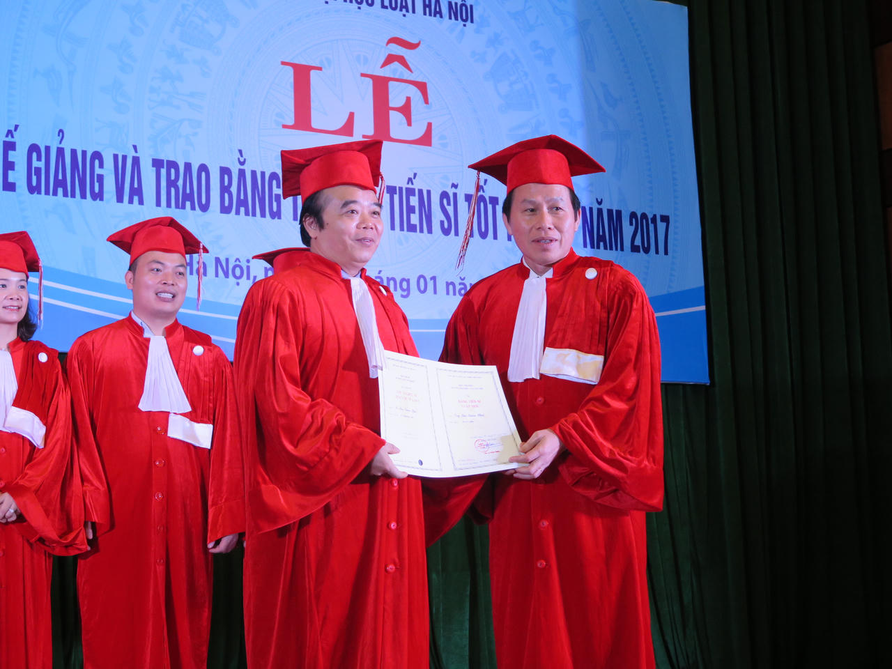Đại học Luật Hà Nội trao bằng thạc sĩ, tiến sĩ tốt nghiệp năm 2017