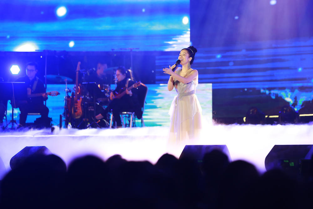 Hồng Nhung, Thu Minh 'đốt cháy' sân khấu FLC Hạ Long 