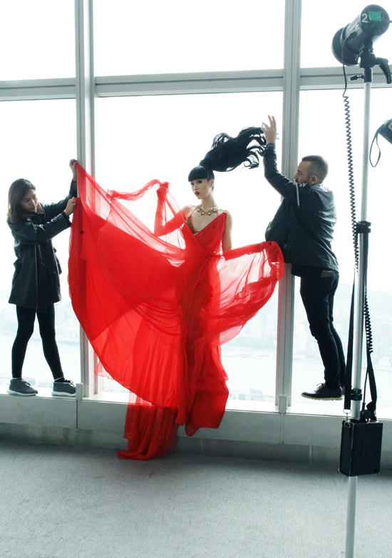 Ông Mario Zanetti, chủ tịch của Tập đoàn Costa châu Á, người đã 3 lần hợp tác cùng Jessica Minh Anh, cho biết: Jessica Minh Anh liên tiếp làm nên lịch sử tại những địa điểm biểu tượng lừng danh khắp thế giới. Lần này, chúng tôi rất hân hạnh được đón tiếp Jessica trên Costa neoRomantica, con tàu hạng sang bậc nhất của Costa. Được mệnh danh là nước Italy&nbsp;trên mặt biển, con tàu sẽ góp phần cho sự thành công của sàn diễn ngoạn mục của Jessica.