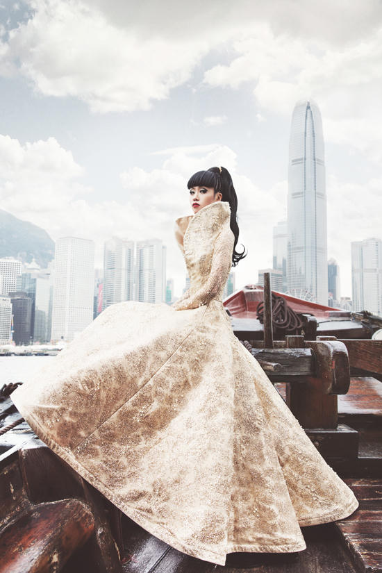 Sống ở nước ngoài nhiều năm nhưng đến giờ, Jessica&nbsp;vẫn giữ mái tóc đen mà không nhuộm hay thay đổi. Bạn bè quốc tế yêu thích mái tóc này của cô và xem đó như một nét riêng Á đông của siêu mẫu người&nbsp;Việt.