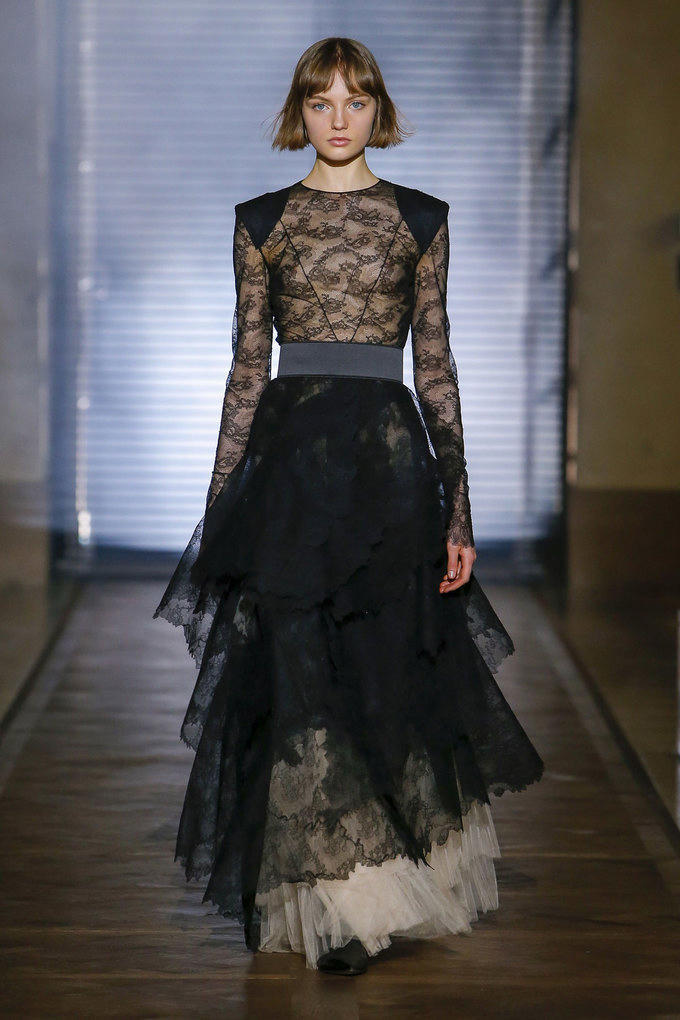 Loạt thiết kế lộng lẫy trên sàn diễn Haute Couture xuân 2018