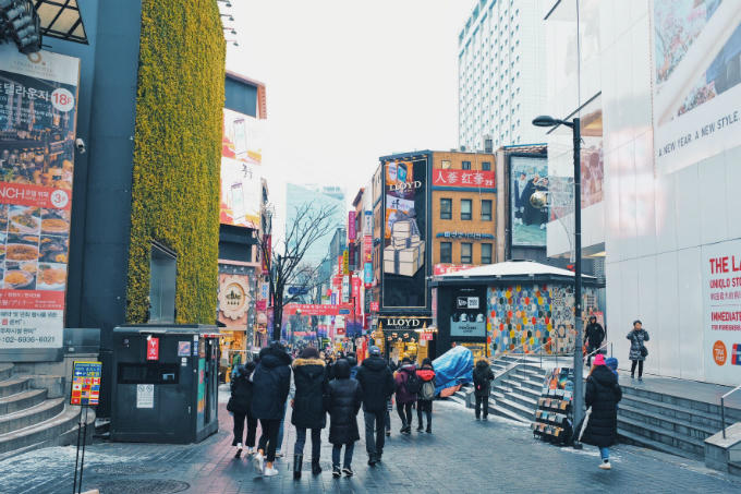 Khu phố Myeongdong ở line 4 luôn là địa điểm mua sắm ăn vặt lớn nhất Hàn Quốc, các cửa hàng mỹ phẩm , quần áo, đầy đủ các thương hiệu đều có thể tìm thấy nơi đây. Mùa đông cũng là thời điểm dâu Hàn Quốc đỏ ngọt nhất, các loại bingsu dâu có thể ăn tại Subing, thương hiệu Bingsu nổi tiếng nhất Hàn Quốc hoặc các cửa hàng bingsu địa phương. Trời lạnh cũng là thời gian tuyệt vời để ăn món thịt hầm Haechangkuk của Hàn Quốc