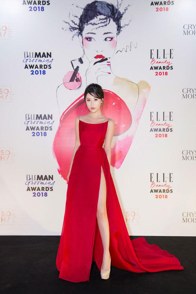 Sao Việt thi nhau diện sắc đỏ đón xuân về