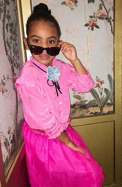 Blue Ivy khá thích màu hồng. Cô bé sở hữu rất nhiều áo váy cũng như quần, túi xách tông màu này. Là sản phẩm của nhà Gucci, chiếc áo trong ảnh có giá 440 USD (10 triệu đồng), còn chân váy có giá 425 USD (9,6 triệu đồng).