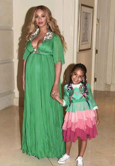 2.100 USD (47,7 triệu đồng) là giá của bộ váy tông xanh hồng của Blue Ivy.