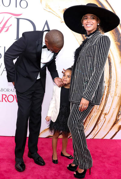 Tủ đồ của của Blue Ivy chứa hàng trăm bộ quần áo, váy vóc, giày dép hàng hiệu đắt tiền.