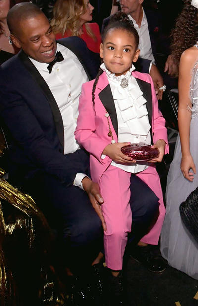 Trong một lần đi sự kiện cùng bố mẹ, cô bé mặc theo phong cách menswear với bộ suit màu hồng đến từ một thương hiệu nổi tiếng của Italy. Trong đó, blazer có giá 765 USD (17,3 triệu đồng), quần có giá 335 USD (7,6 triệu đồng) và đặc biệt là chiếc ví lấp lánh giá 2.500 USD (56,8 triệu đồng).