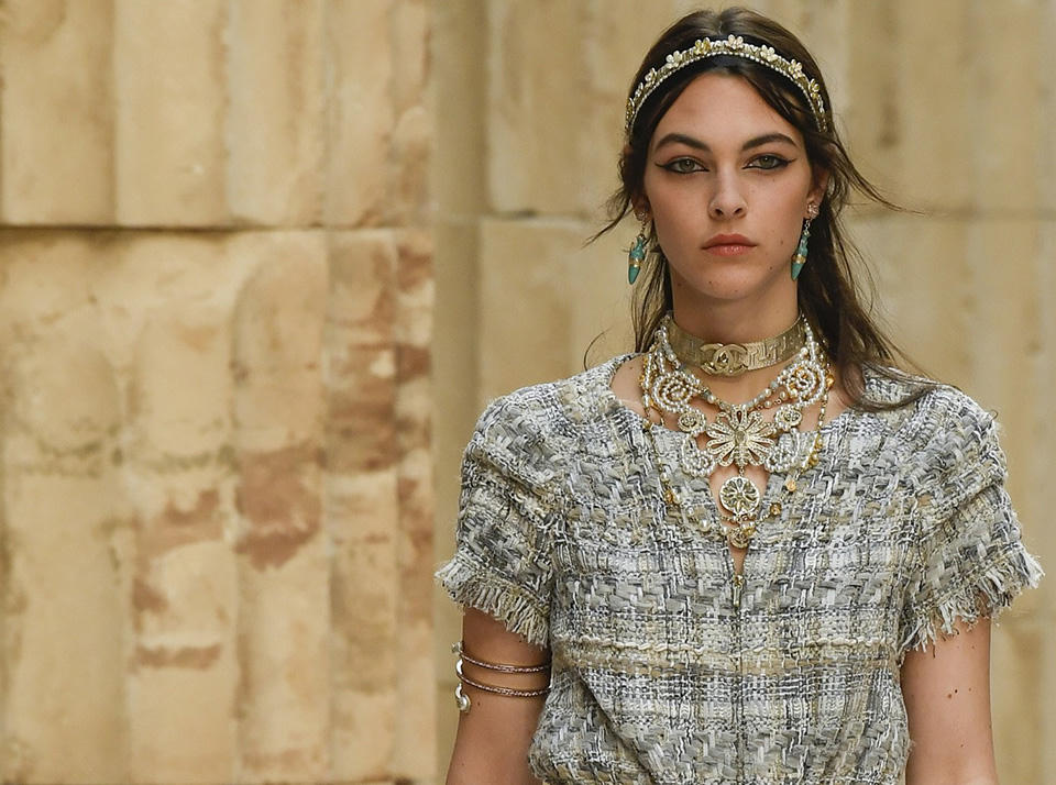 Ngọc trai và đính đá : Xu hướng phụ kiện sẽ lên ngôi năm 2018 