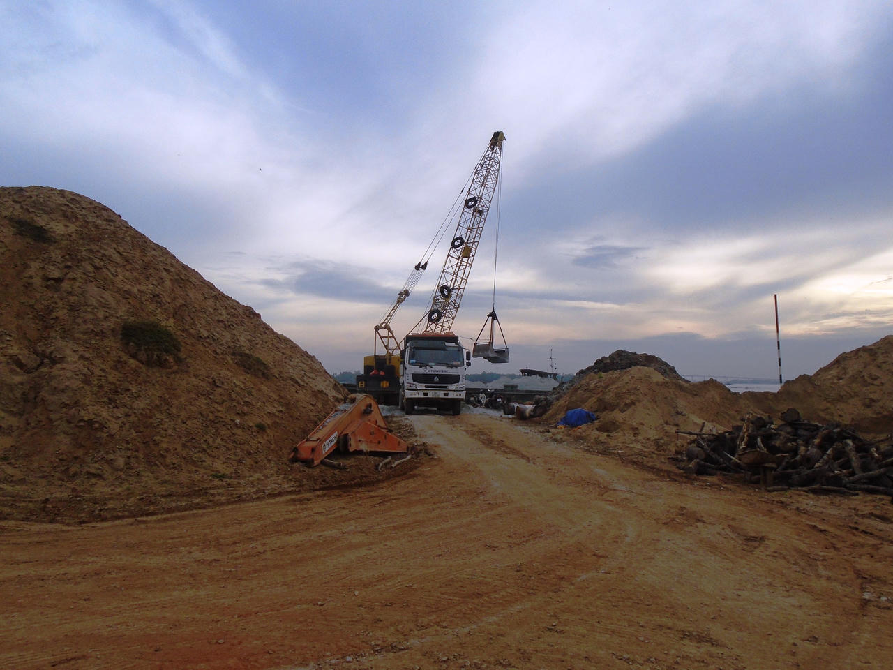 Chủ đầu tư thiệt hại, Nhà nước thất thu hàng trăm tỷ đồng chỉ vì...một bãi cạp cát !