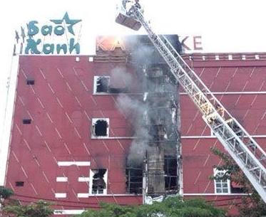 Quán karaoke Sao Xanh cháy lớn, khách chạy toán loạn