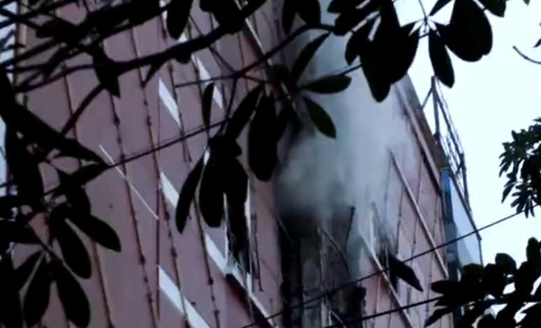 Quán karaoke Sao Xanh cháy lớn, khách chạy toán loạn