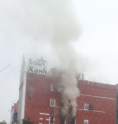 Quán karaoke Sao Xanh cháy lớn, khách chạy toán loạn