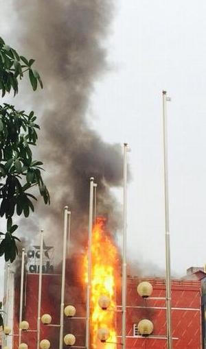 Quán karaoke Sao Xanh cháy lớn, khách chạy toán loạn