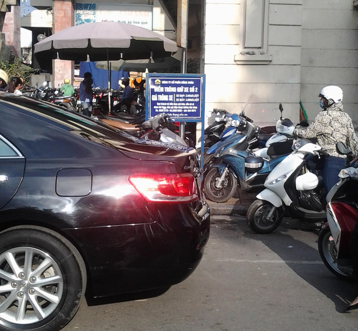 Bệnh viện Nội Tiết TW, Chợ Đồng Xuân... cũng “chém đẹp” khách gửi xe 