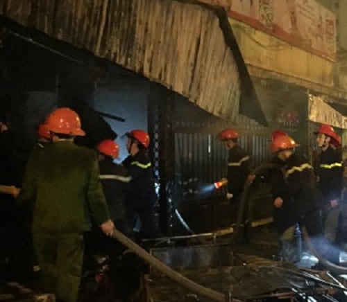 Ngọn lửa ngùn ngụt bốc lên tại chợ Cầu Diễn