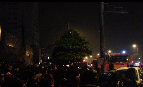 Ngọn lửa ngùn ngụt bốc lên tại chợ Cầu Diễn