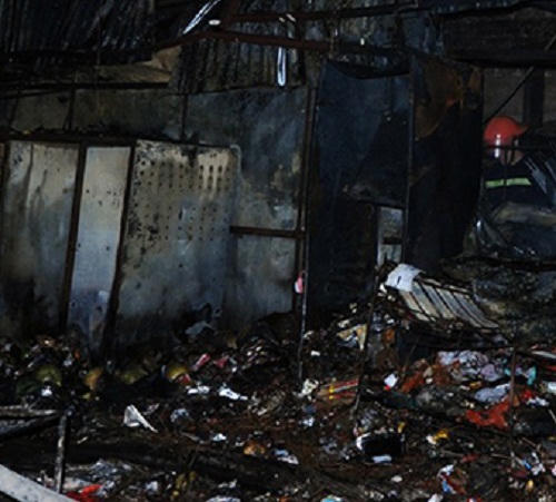 Ngọn lửa ngùn ngụt bốc lên tại chợ Cầu Diễn