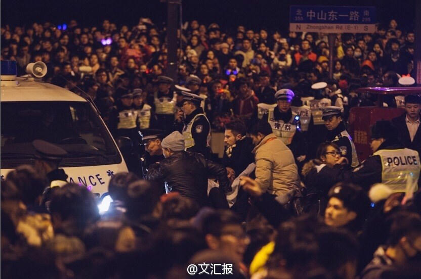 Hiện trường vụ giẫm đạp đêm giao thừa tại Thượng Hải làm 30 người thiệt mạng