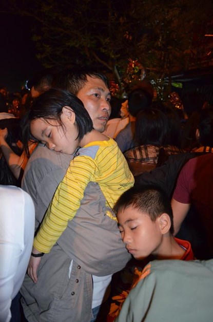 Chen lấn đến ngất xỉu ở chợ Viềng (Nam Định)