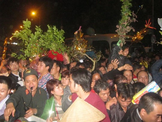 Chen lấn đến ngất xỉu ở chợ Viềng (Nam Định)