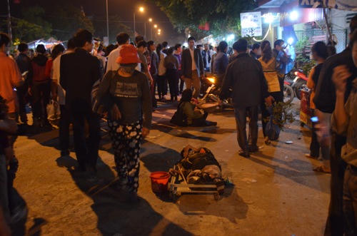 Chen lấn đến ngất xỉu ở chợ Viềng (Nam Định)