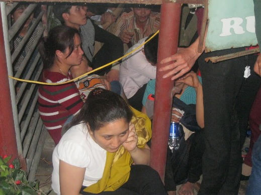 Chen lấn đến ngất xỉu ở chợ Viềng (Nam Định)